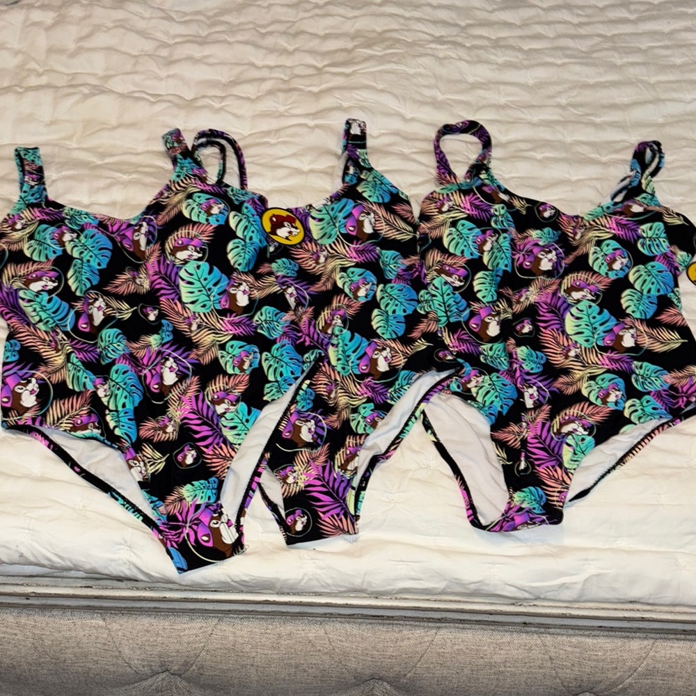 Buc-ee’s Tropical Leaf Print Swimsuit set